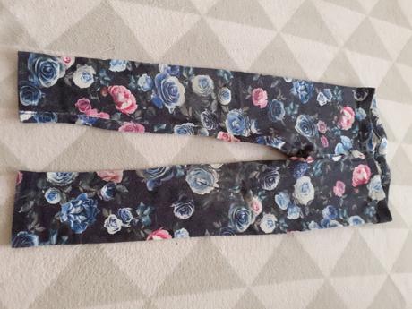 Tmavomodre dievcenske leginy s kvetmi, 110