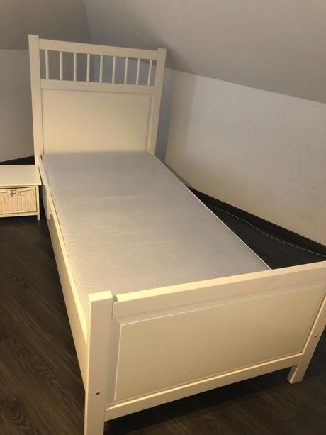 Posteľ s matracom a nočným stolíkom, šírka (cm): 90,dĺžka (cm): 200