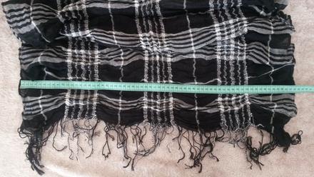 Siroky karovany kockovany nazberany sal,