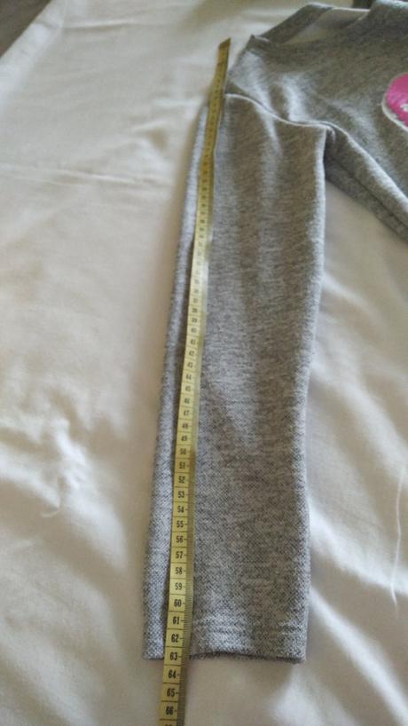 Šedé šaty s flitrami, 140