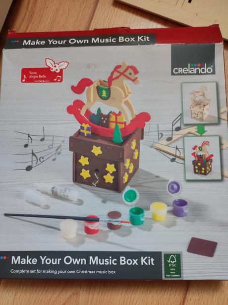 Drevená hudobná skrinka,