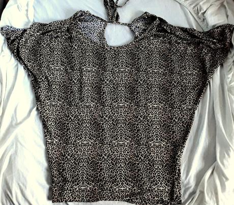 Krásne voĺnejšie tričko s prestrihmi na pleciach, f&f,38