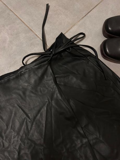 Koženková midi sukňa, stradivarius,m