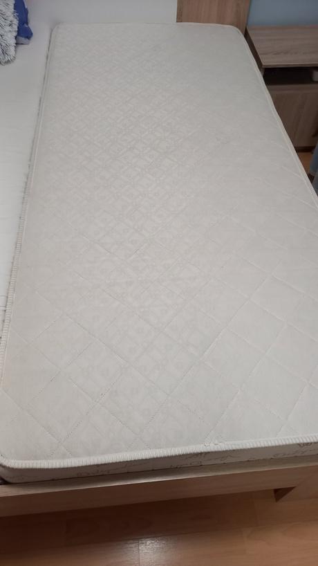 Drevená posteľ s roštom a matracom, šírka (cm): 90,dĺžka (cm): 200