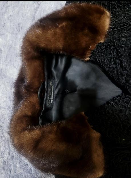 Elegantný čierny karakulový kožuch s hnedým golier, l