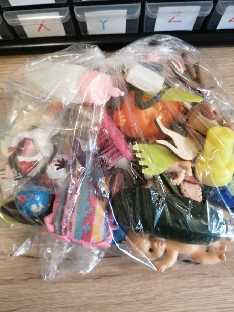 Abecedná skrinka montessori s predmetmi na vkladan, 