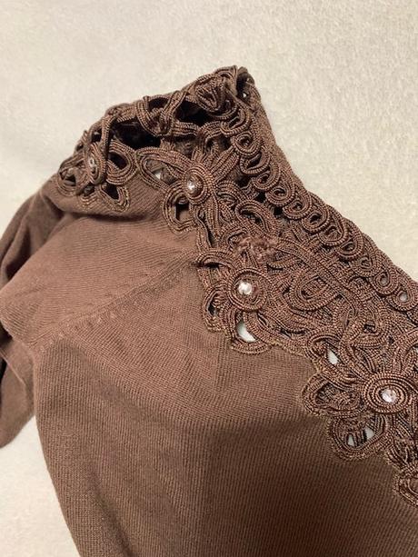 Hnedý tenší svetrík s výstrihom a vloženou madérou, m / s