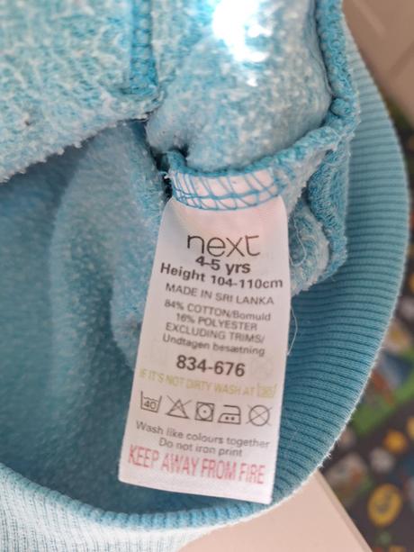 Mikina a vesta, 104–116