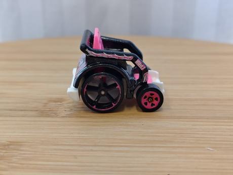 Kovový model hot wheels wheelie chair 2020,