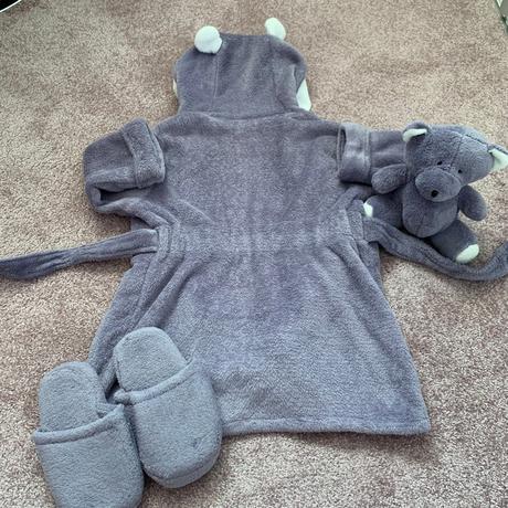 Župan s papučkami a mackom, 98