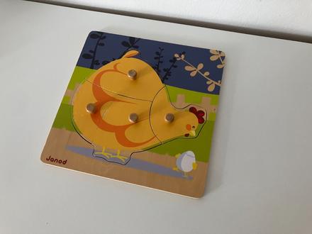 Drevená vkladačka s úchytkami - sliepočka, 