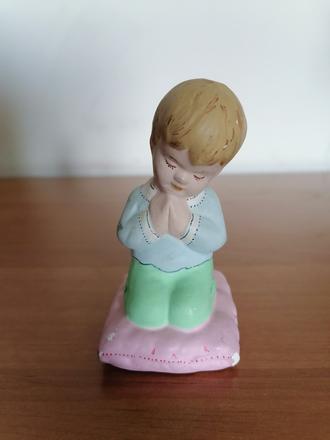 Modliace sa dieťatko zo sadry, 