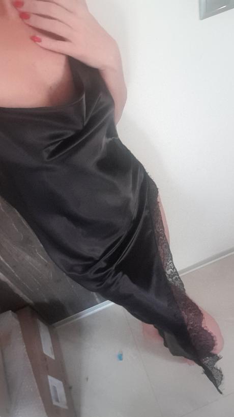 Čipkované satenove sexy šaty s razporkom, s