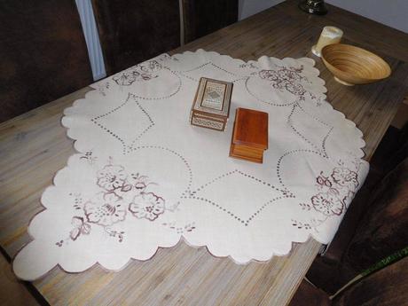 Obrus ručne vyšívaný, 