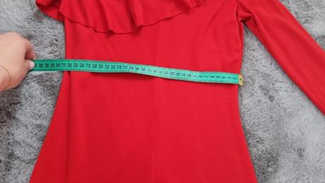 Šaty s holým ramenom, s