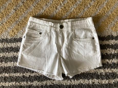 Biele kraťase yfk, 146