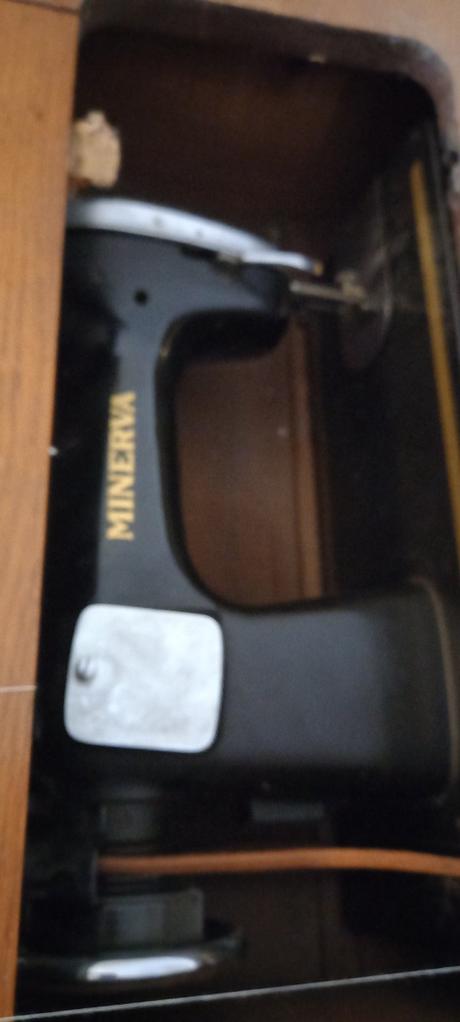 Starozitny stolik minerva, 