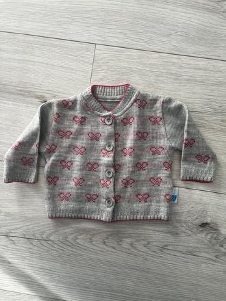 Bledosivý svetrík, 56