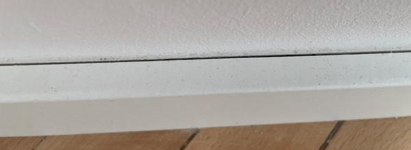 Čím zlepšiť lišty k stene?