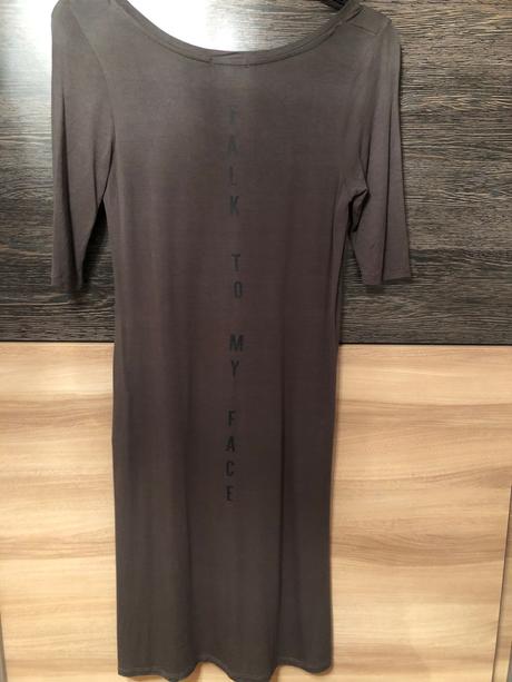 Tricko vzadu predlzene s napisom vzadu l, l