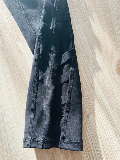 Krásne 7/8 legíny značky alo yoga, pc 104 eur, xs
