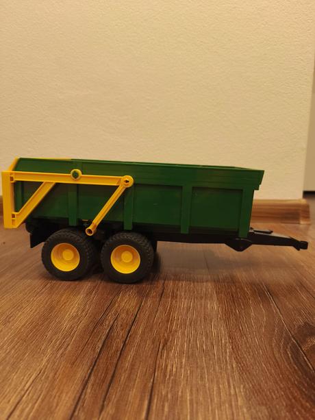 Bruder traktor john deere s vlečkou, 