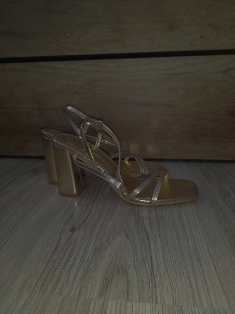 Zlaté sandálky, 40