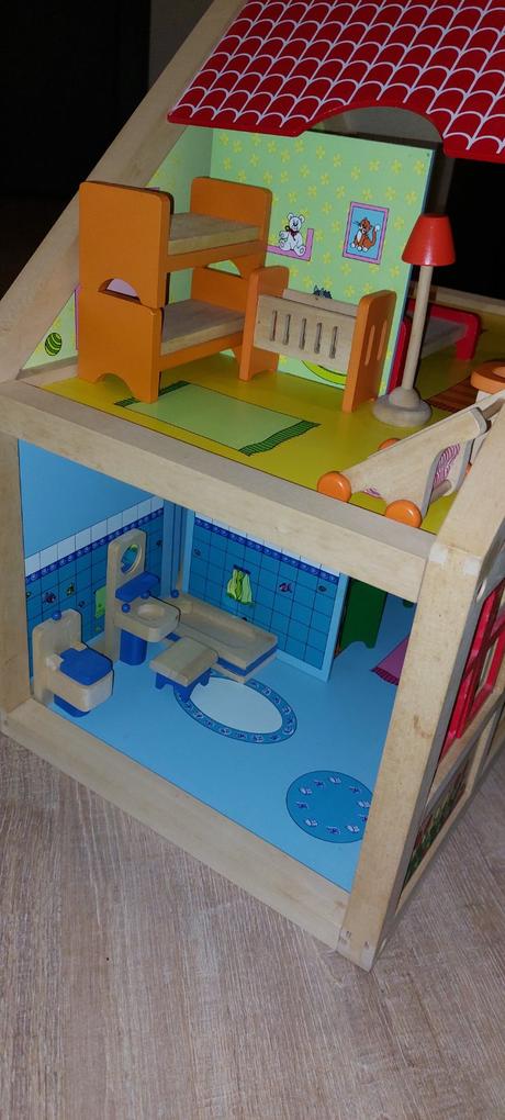 Dreveny domcek s prislusenstvom,