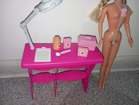 Stolík pre barbie s doplnkami,