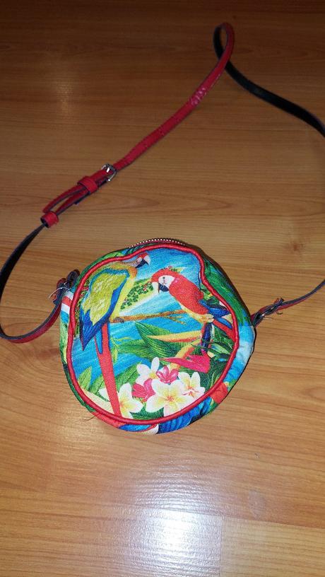 Šaty s papagájmi, 134