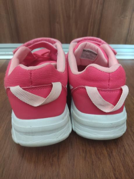 Ružové tenisky, 35