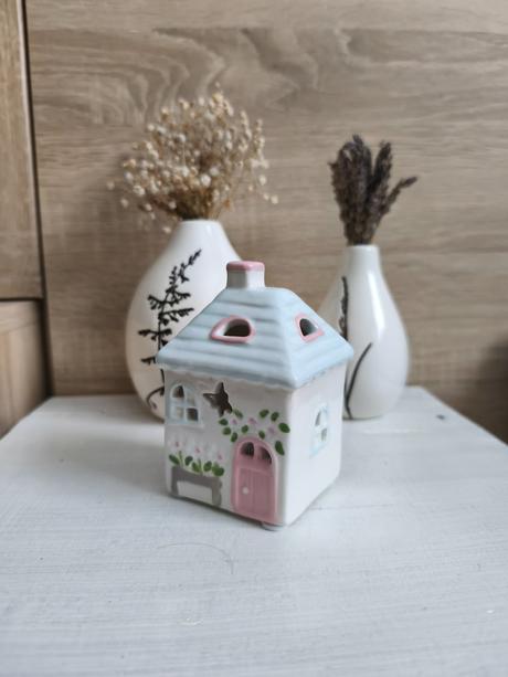 Krásna dekorácia domček svieti,