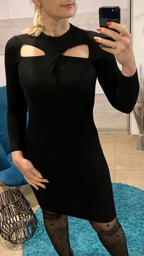 Dámske vrúbkované šaty s výrezom čierne (uni), l / m / s