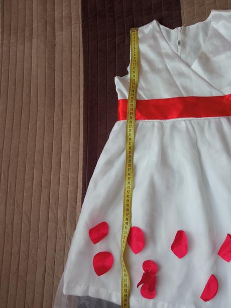 Spoločenské šaty s červenými lupienkami, 140