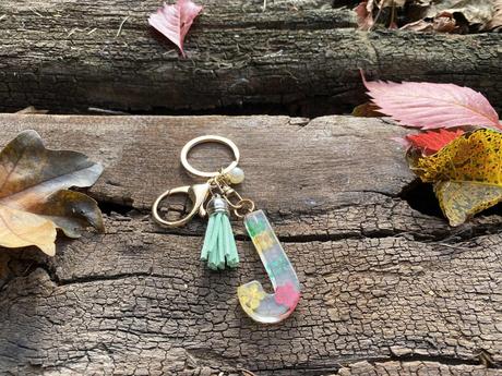 Ručne vyrobené živicové kľúčenky, 