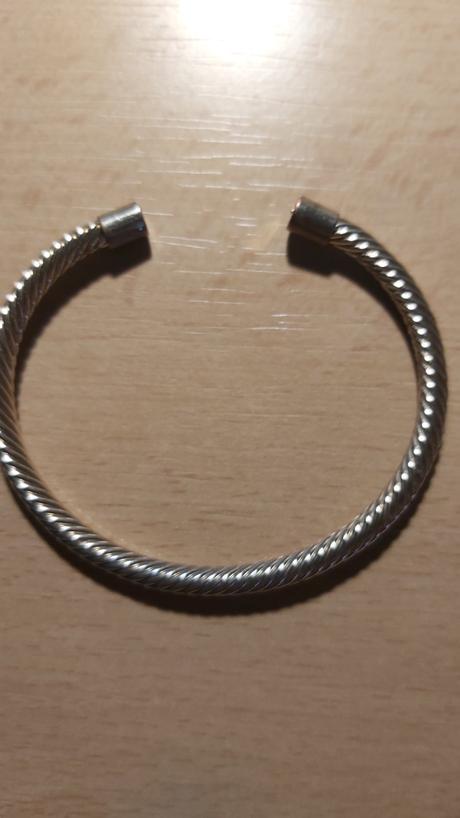 Náramok striebornej farby, 