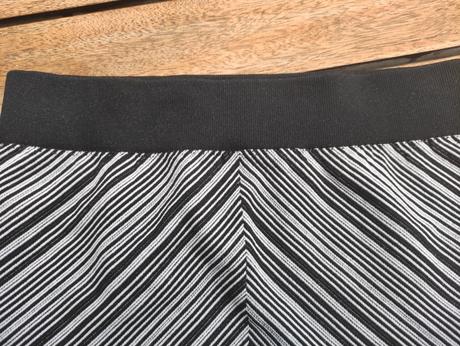 Čierno-biele elastické kraťasy zara veľkosť xs, zara,xs