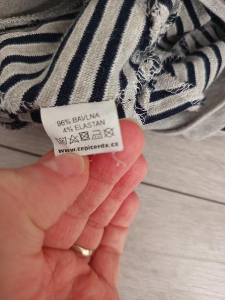 Ciapky so siltom, uskami so snurkou pod bradou, 44