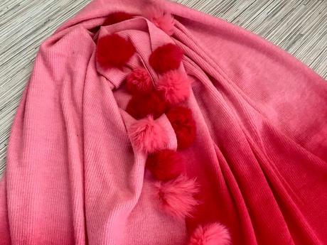 Šál s kozusinkovymi brmbolcami/t, 