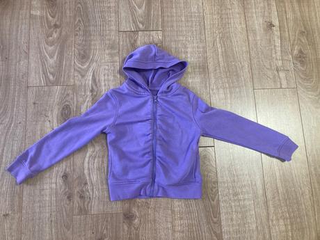 Mikinka s kapucnou, 122