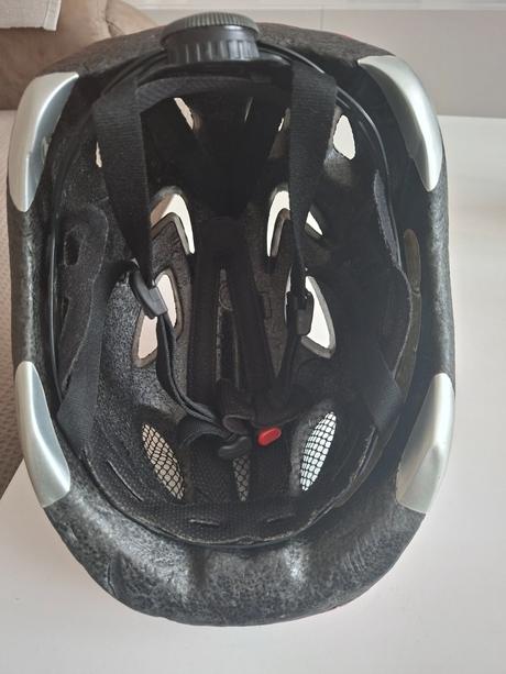 Dievcenska cyklisticka prilba, s