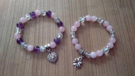 Náramok z minerálnych kameňov,