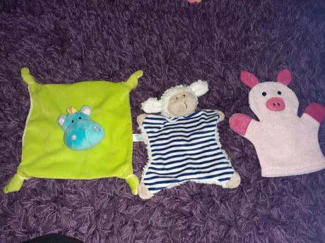 Hracia deka s rôznymi hračkami,