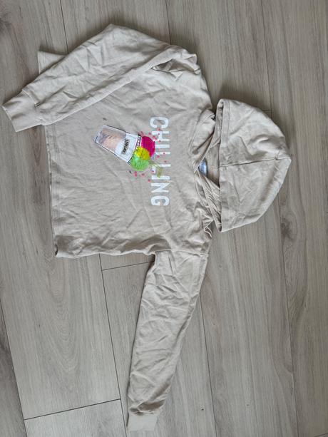 Krasna mikinka, reserved,158