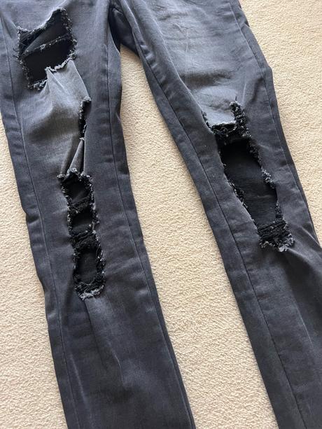 Čierne roztrhané rifle l, l