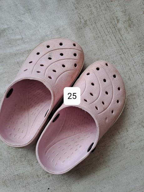 Crocsy, 28