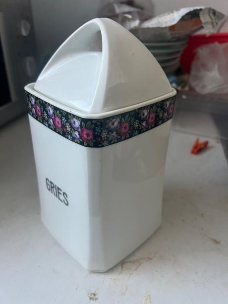 Starozitna porcelanova  velka doza korenicka, 