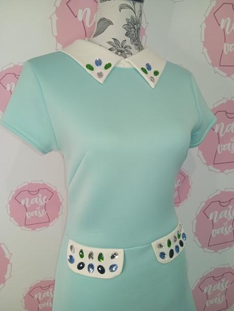 Mentolové šaty s kamienkami, s