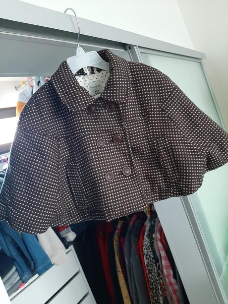 Úžasná kabátiková pelerínka, má otvory na ruky 2-6, prémaman,110