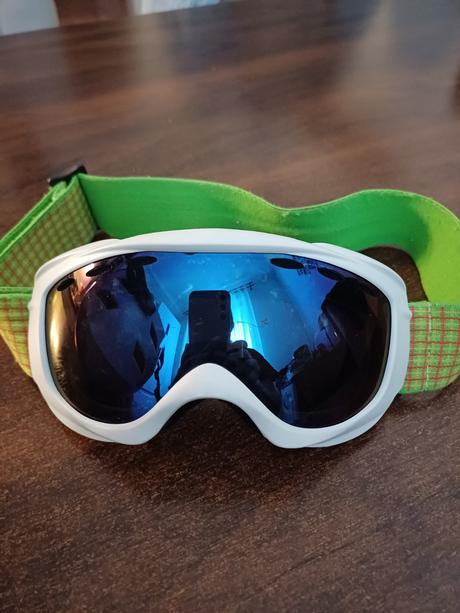 Dievcenska prilba a okuliare, s